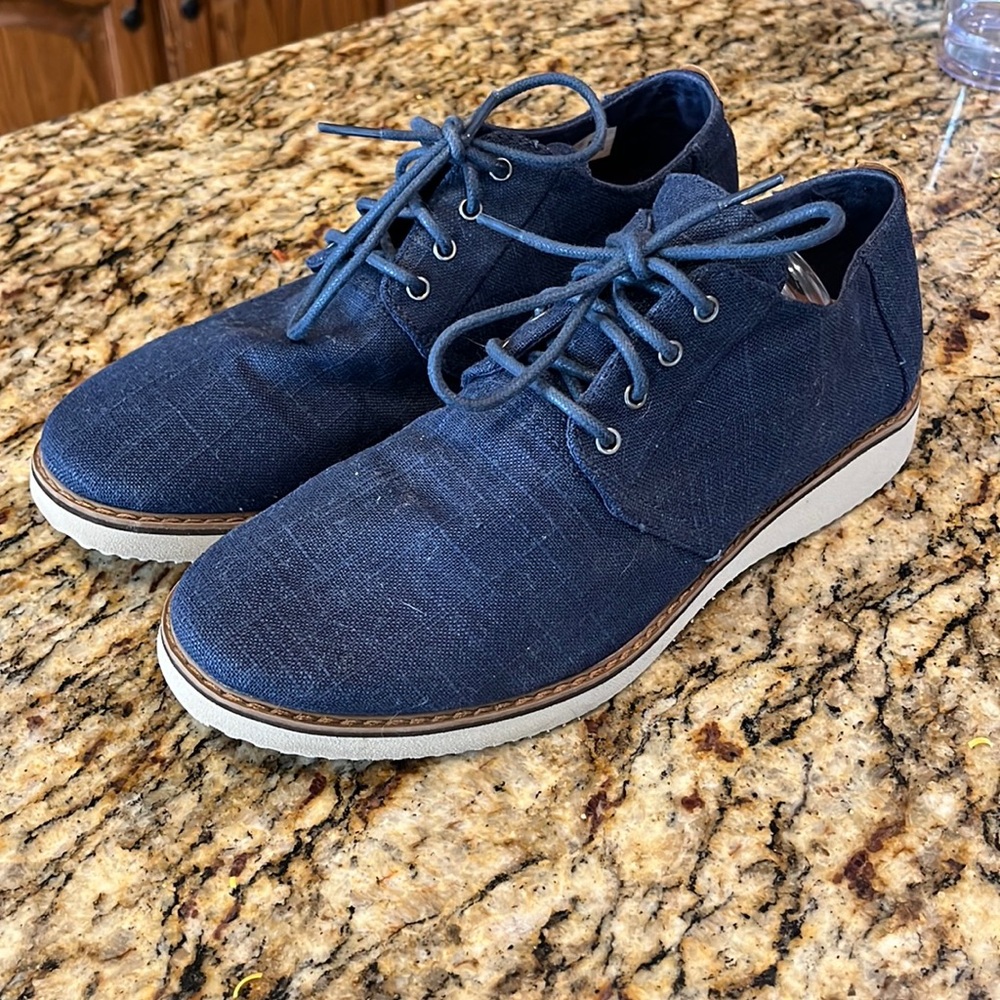 Tom’s 9.5 Preston Linen Brogue shoes.